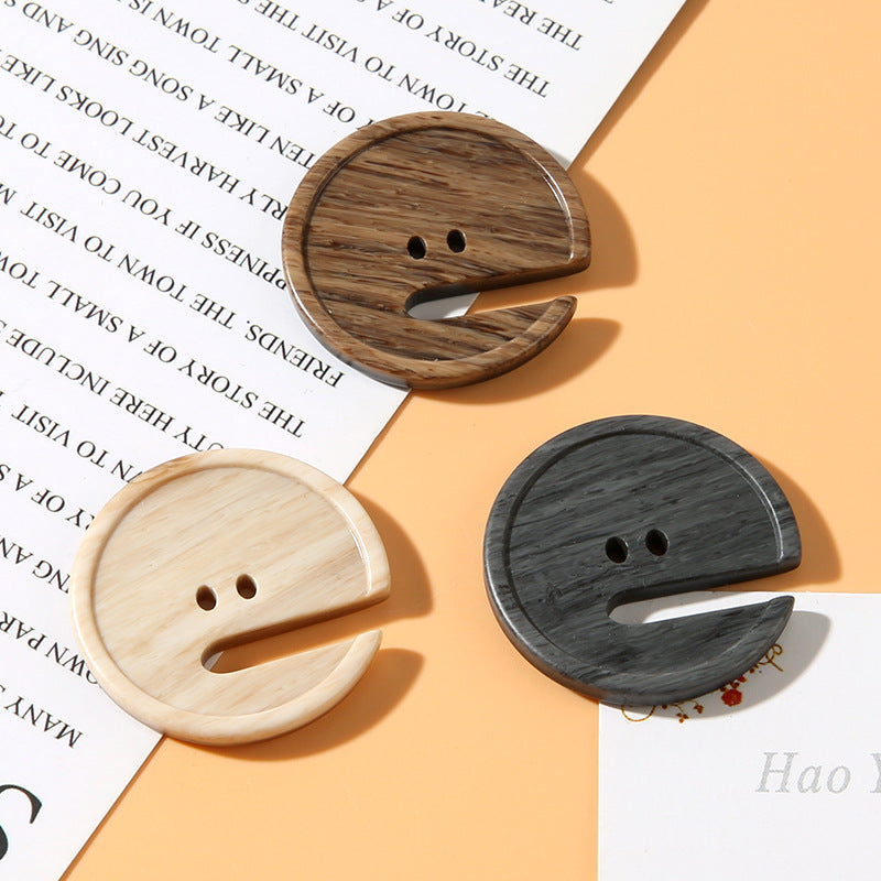 Pac-Man two-hole buttons in beige, brown and gray resin, 15–28 mm, 30 pack