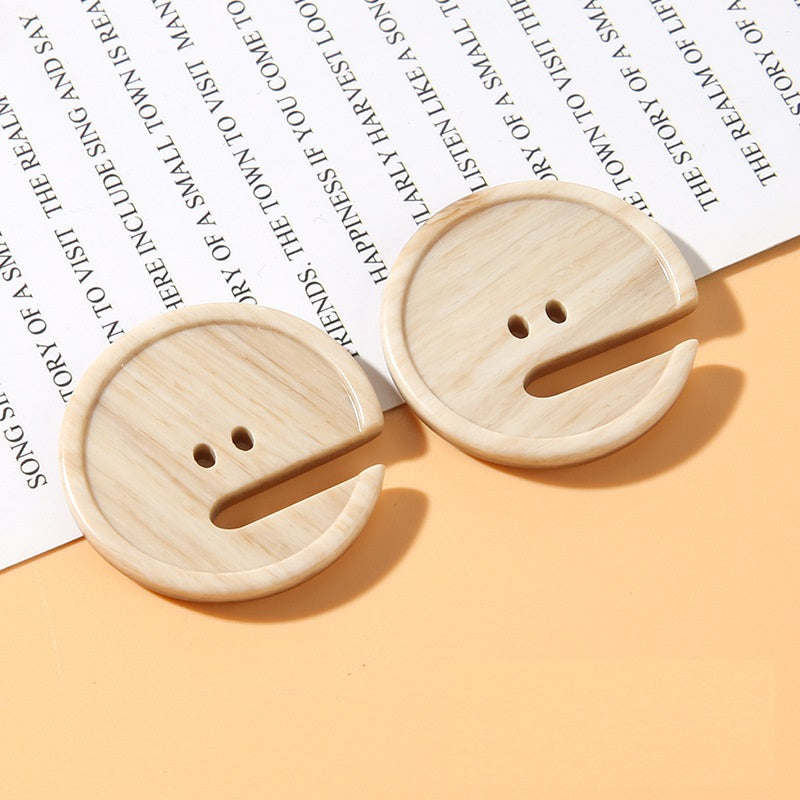 Pac-Man two-hole buttons in beige wood-grain resin, 15–28 mm, two-hole design