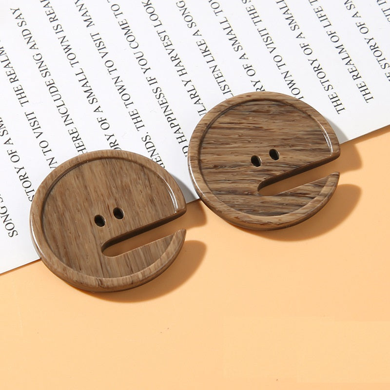 Pac-Man two-hole buttons in brown wood-grain resin, 15–28 mm, two-hole design