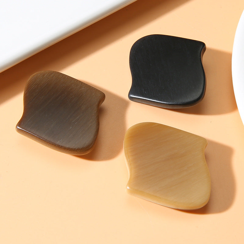 Irregular resin buttons with shanks in dark brown, black, and light tan, 20–34mm