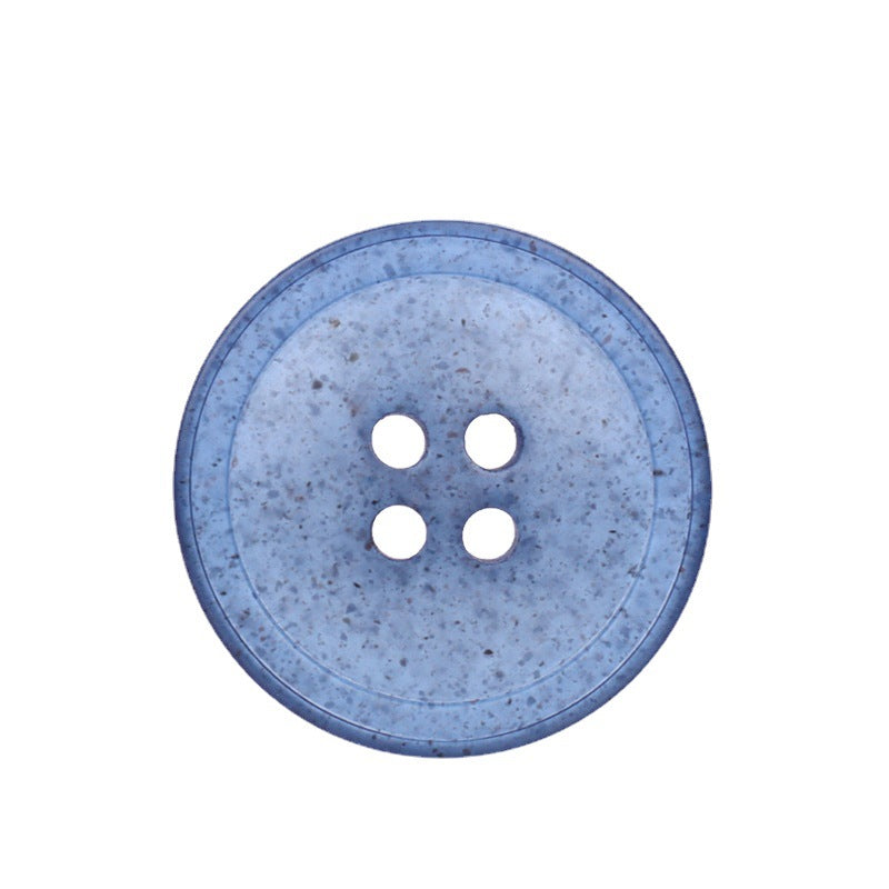 Blauer runder Resin-Knopf, transparent perlmutt, vier Löcher, Nahaufnahme
