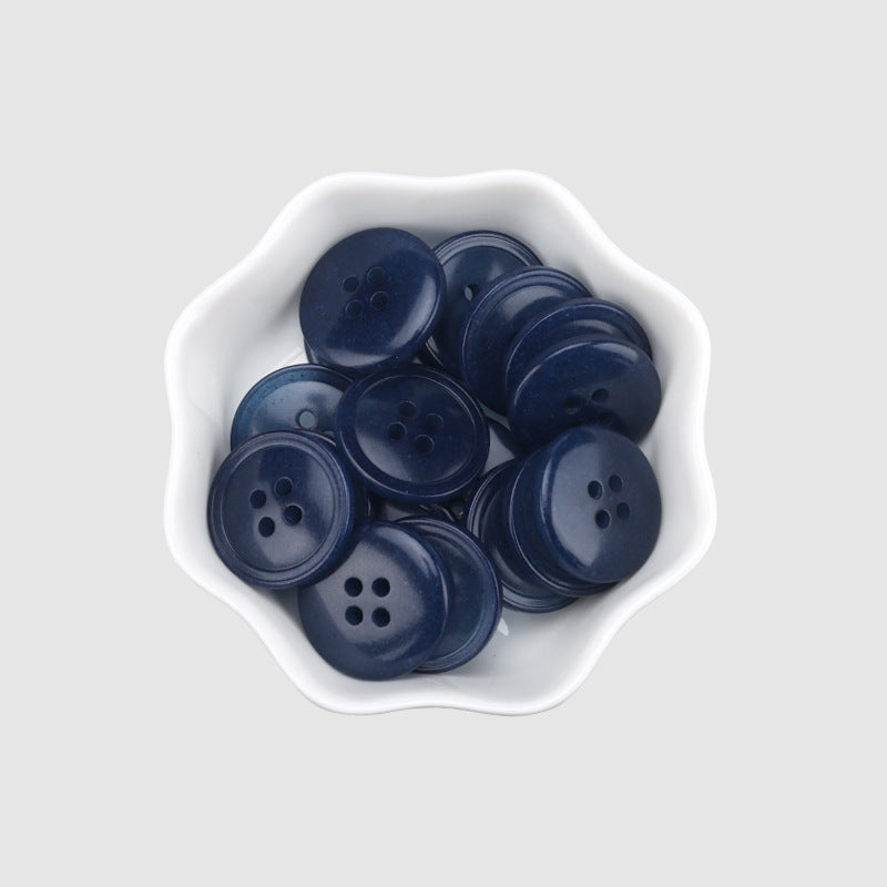 Dunkelblaue runde Resin-Knöpfe mit 4 Löchern, viele in Schale