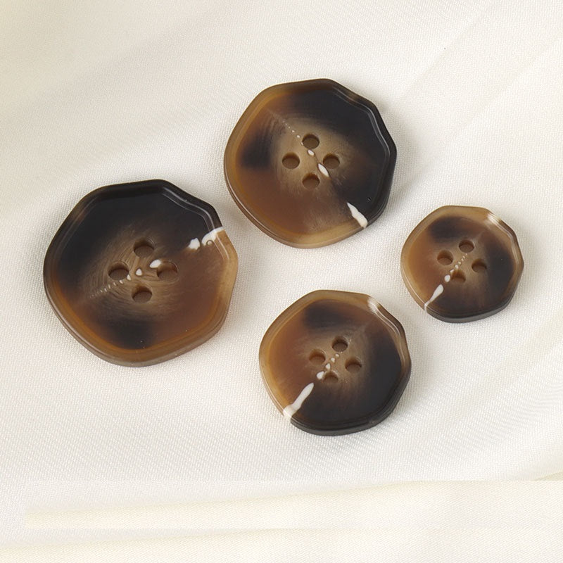 Unregelmäßige Resin-Knöpfe mit vier Löchern in Dunkelbraun (mehrere Stück)