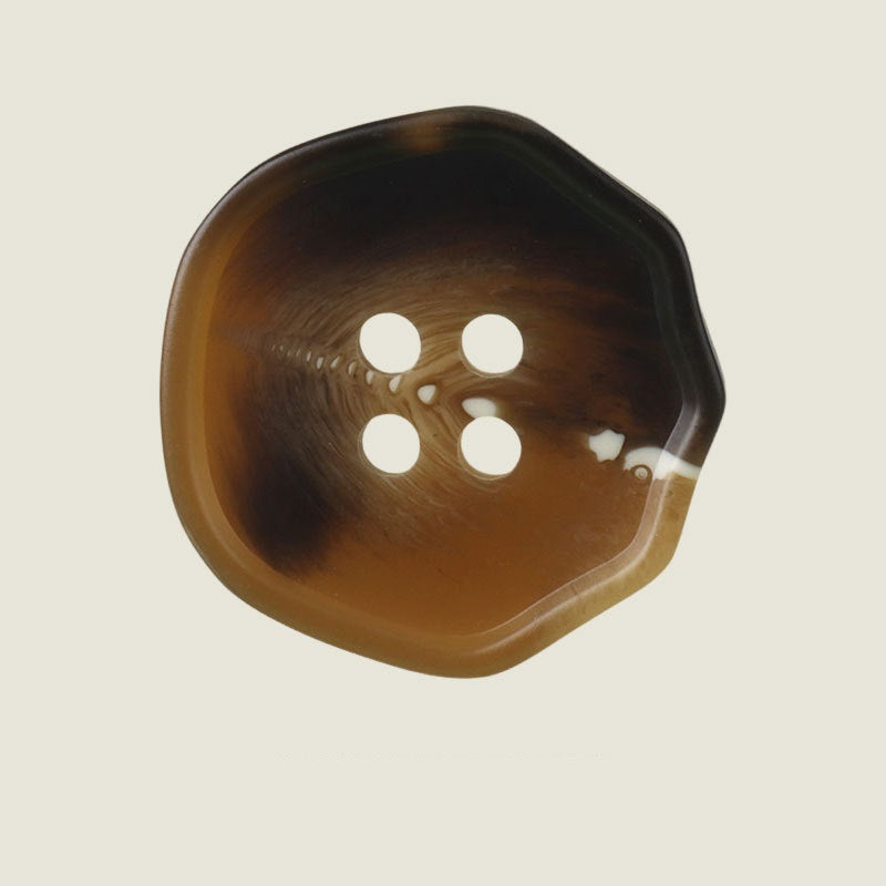 Brauner Resin-Knopf mit vier Löchern, unregelmäßige Form, 18-28mm