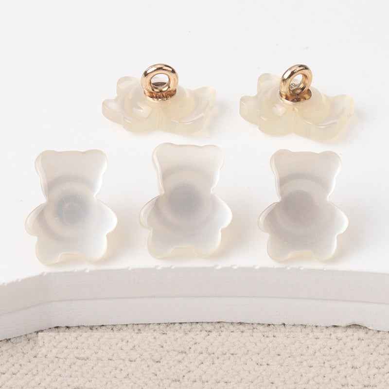Cremeweiße Bärenknöpfe aus Resin mit goldfarbener Öse, 12mm, 3er Blick