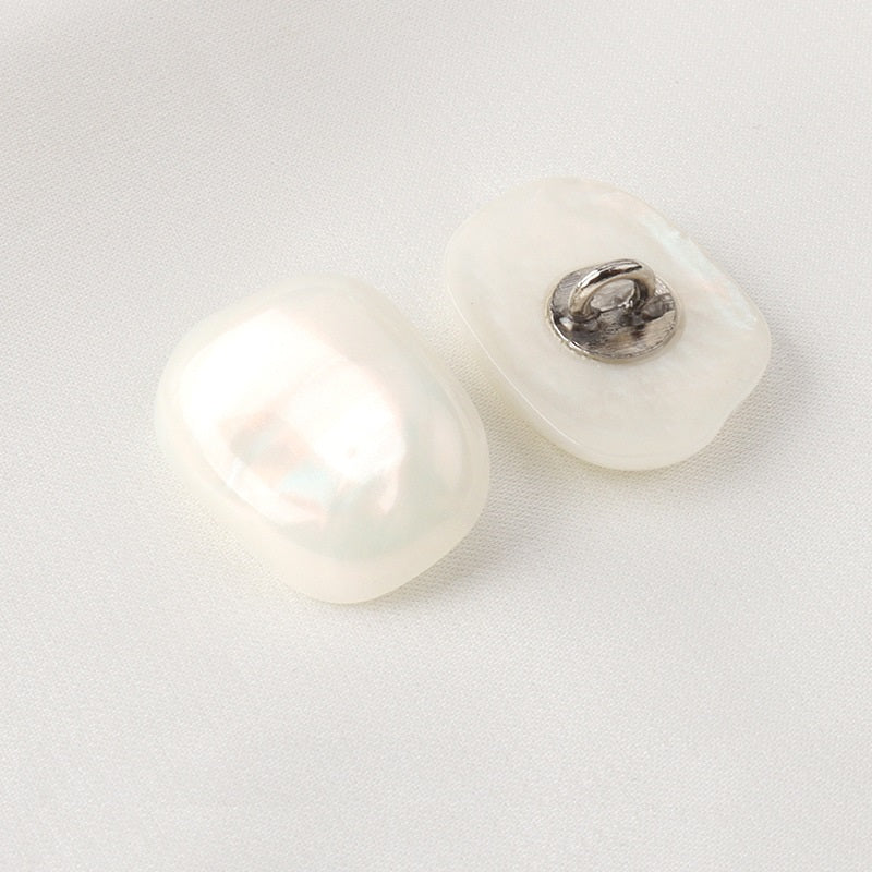 Schaftknöpfe aus Imitat-Muschelperle, weiß, quadratisch, Rückseite mit Metall-Schaft