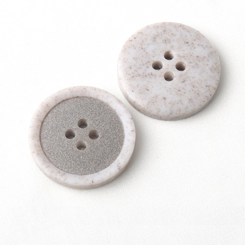 Beige-weiße gefrostete 4-Loch-Resin-Knöpfe, rund, 15–25 mm
