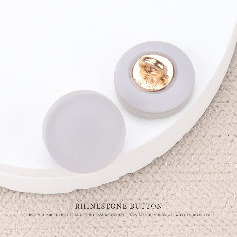 Botón de resina plana gris claro con ojal metálico para coser, 11 mm.
