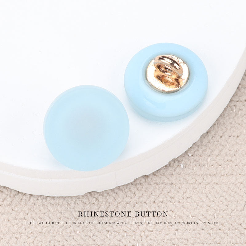 Botones de resina planos celeste, parte metálica con ojal para coser, 11 mm.