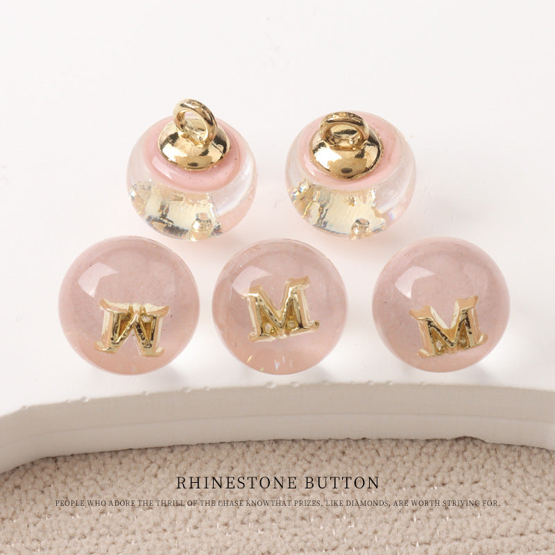 Rosa und klare Harzknöpfe 10 mm mit goldenen Metallbügeln, Buchstabe M