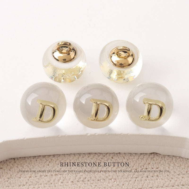 Klare Harzknöpfe 10 mm mit goldenen Metallbügeln, Buchstabe D