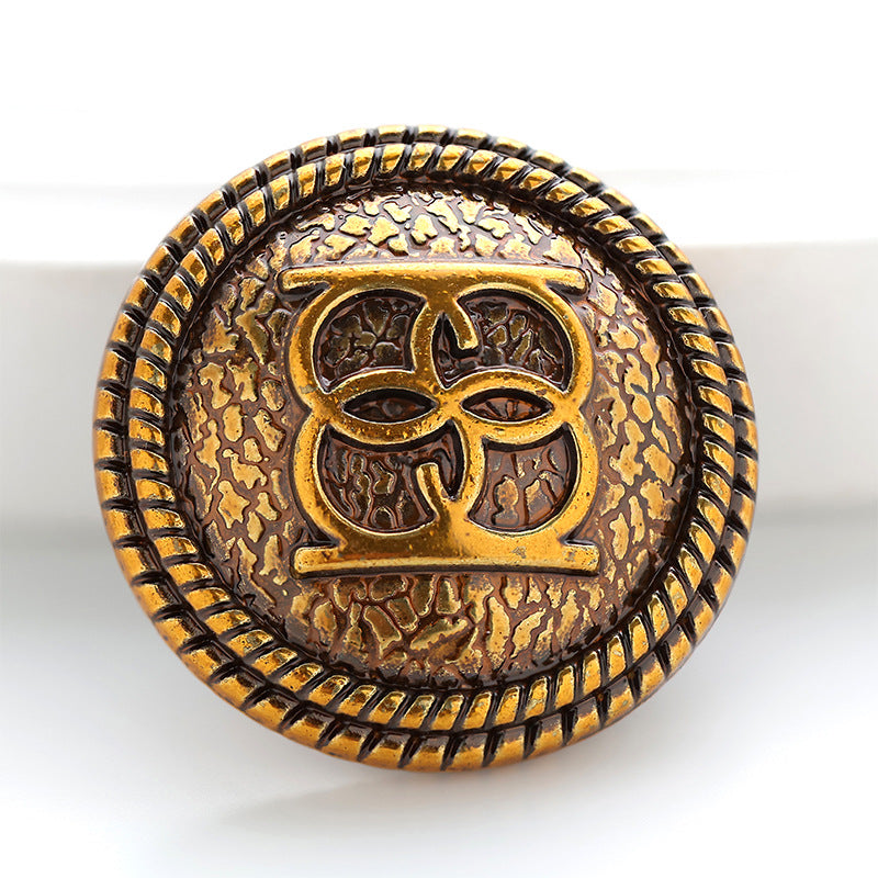 Runder Metallknopf im Relief-Look: doppelter Kreis, gold/braune Struktur, genäht