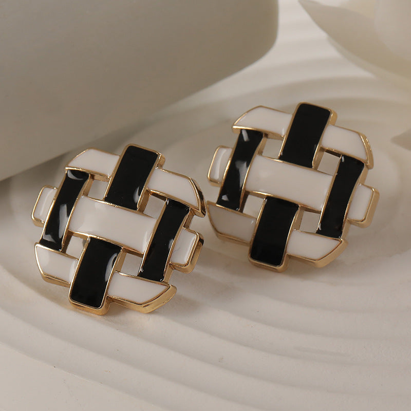 Pair of 24mm retro grid hollow buttons in black and white with gold-tone metal rim