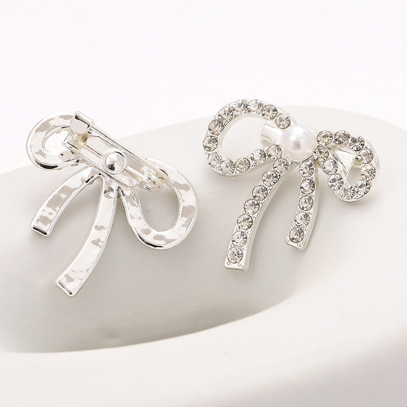 Bowknot waist pin with metal clasp and rhinestone pearl bow front