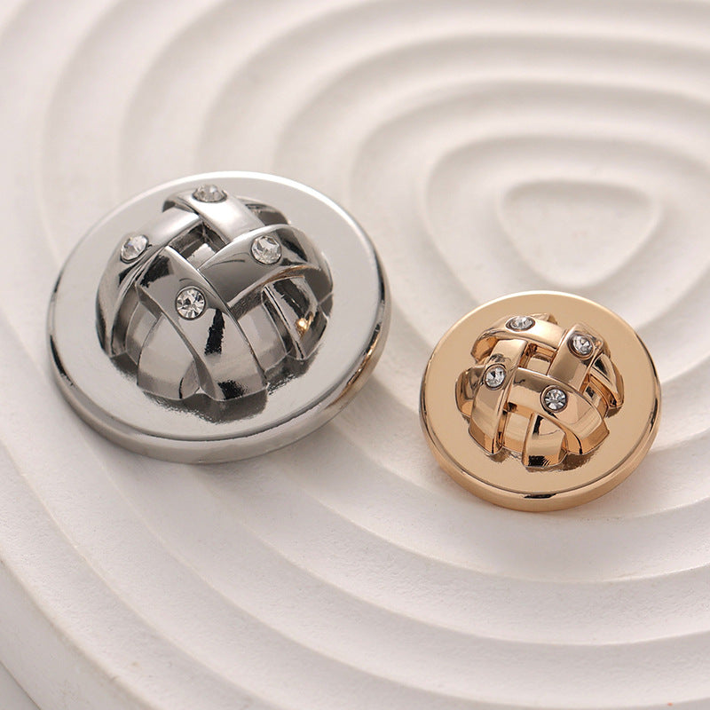 Gold- und silberfarbener Metallknopf mit geometrischen Ringen und Strasssteinen