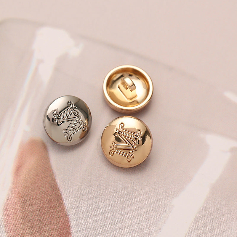 Round metal sewing buttons with embossed “M” letter: silver and gold, fronts and backs
