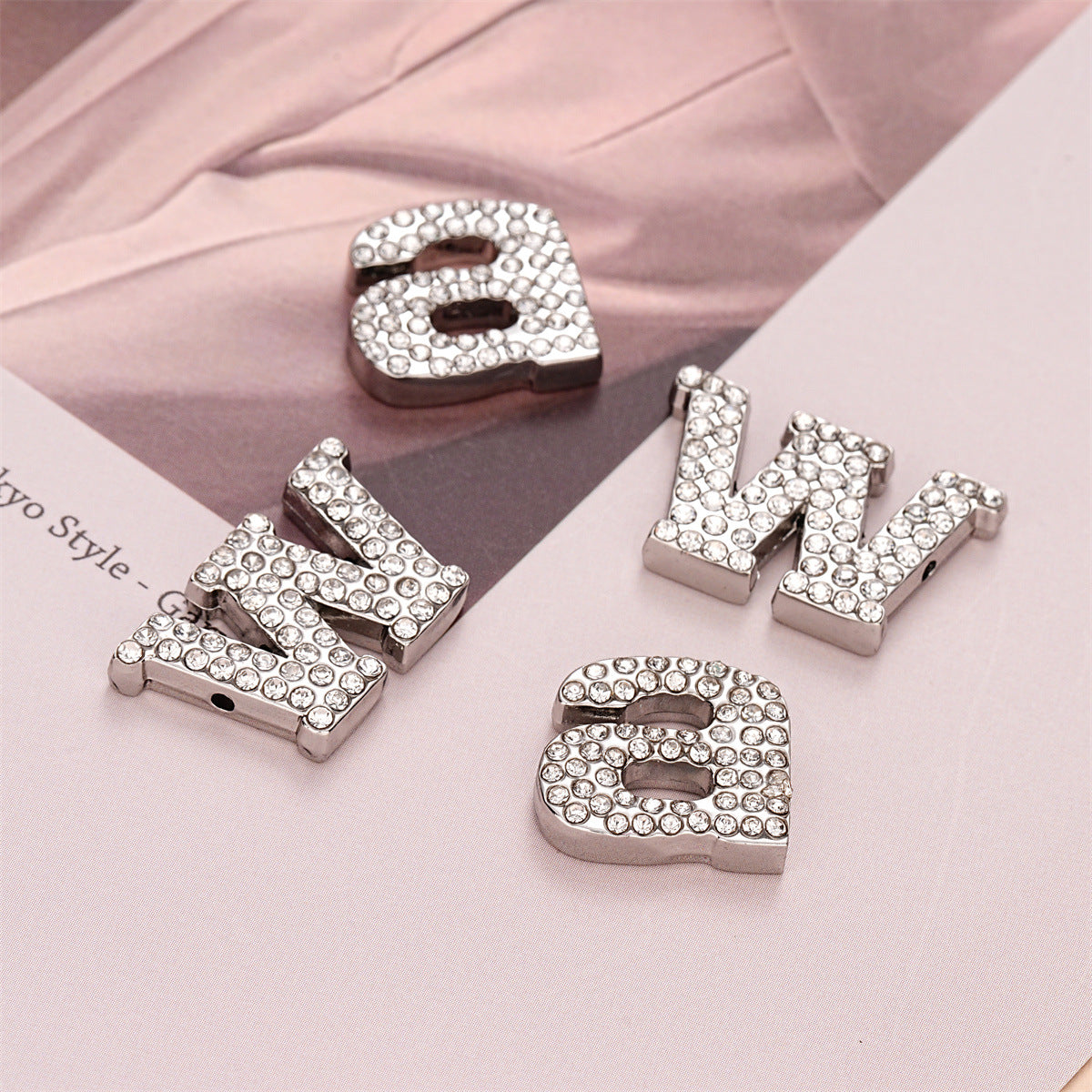 Silberner Strass-Buchstabenknopf W, handgenäht, Metallfassung, 10er-Pack