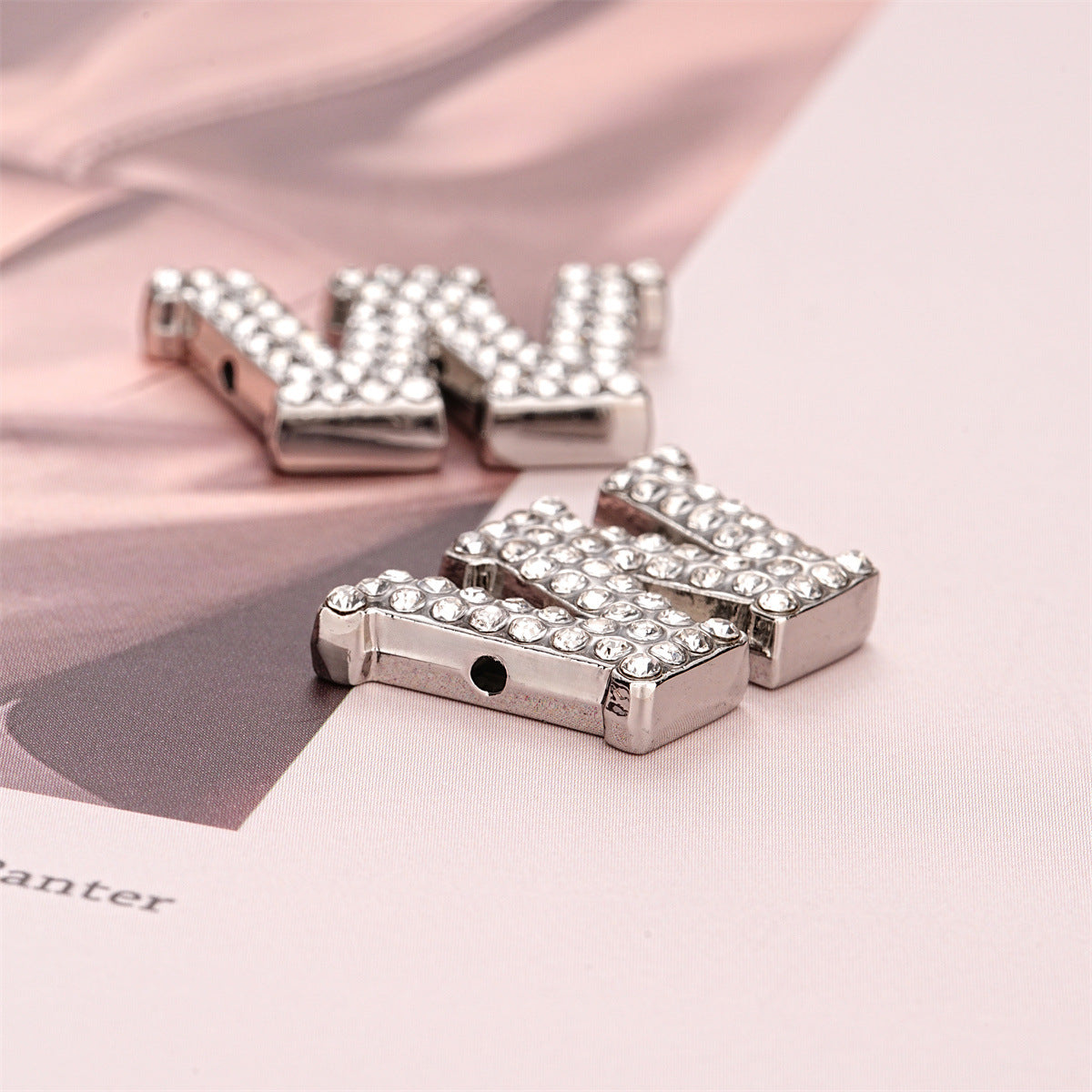 Nahaufnahme Strass-Buchstabenknopf W mit Metallrückseite, zum Handnähen, silber
