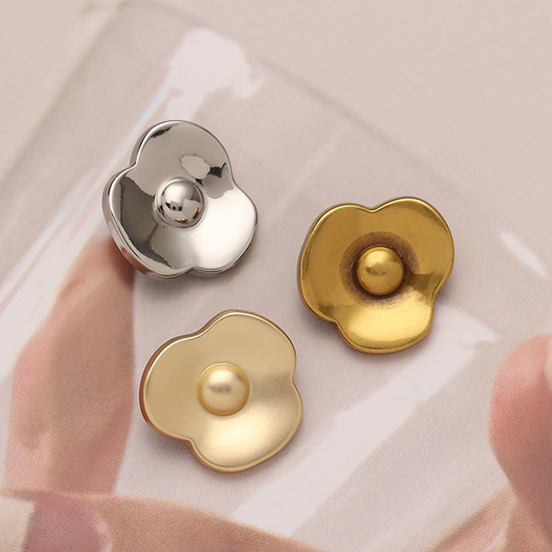 Kleeblatt-Metallknöpfe in Silber und Gold mit rundem Knopfauge