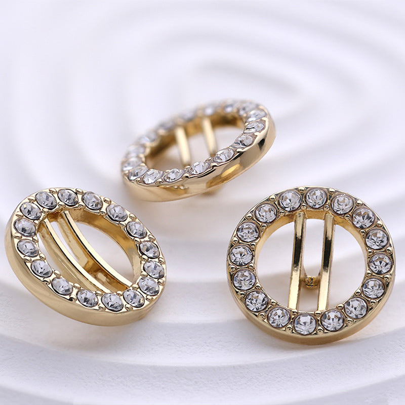 Set runder goldener Knöpfe mit klaren Diamant-Steinen, 3 Stück sichtbar