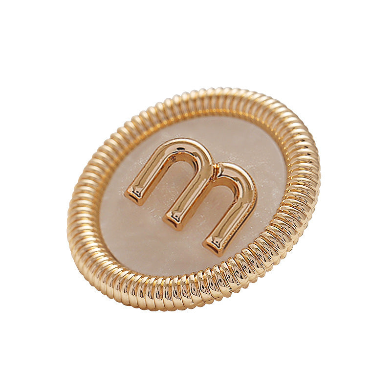 20mm runder Metallknopf mit goldener Muschel-Einlage und gerippter Umrandung