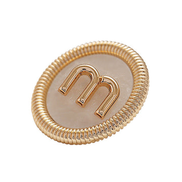 20mm runder Metallknopf mit goldener Muschel-Einlage und gerippter Umrandung