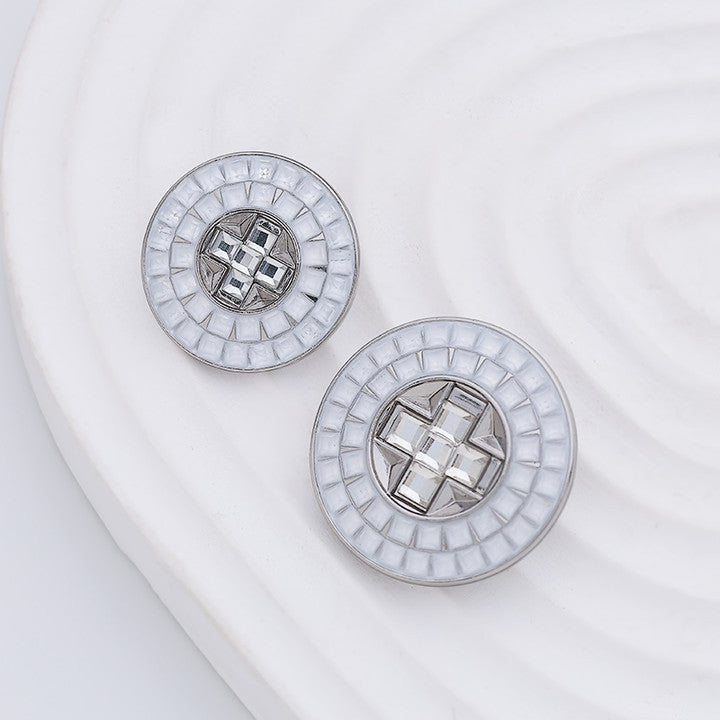 Weiße Metallknöpfe mit diamantförmigem Strass-Einsatz und geprägtem Rand (2er-Ansicht)