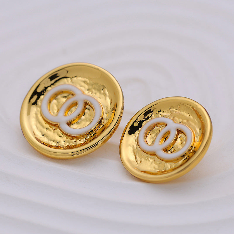 White gold metal buttons (2), double-circle design with white enamel interlocking C