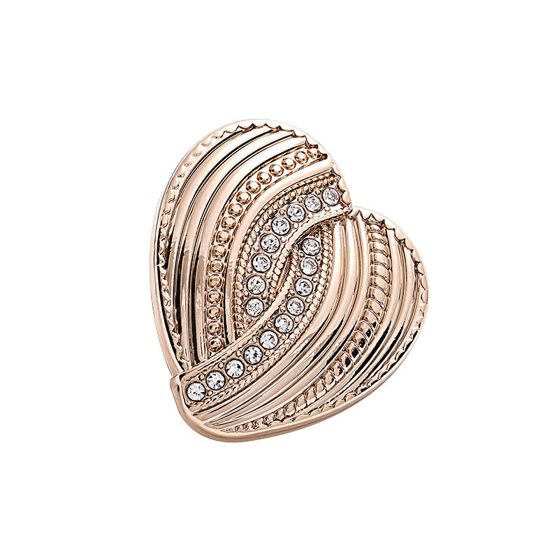 Botón metálico en forma de corazón dorado con franjas y pedrería tipo diamante