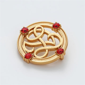 Goldener Rundknopf mit rotem Strass, hohlem Muster und Nietrand