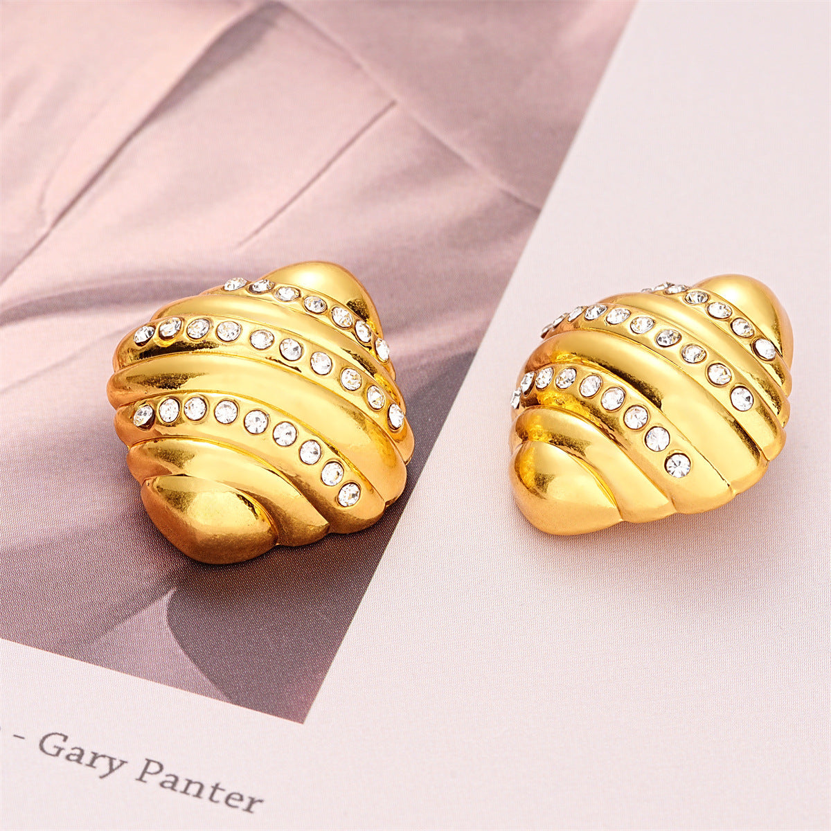 Gold croissant metal button with crystal-inlaid scalloped ridges, 23mm