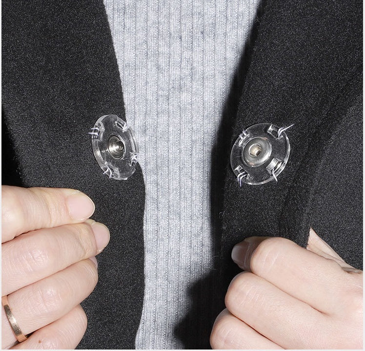 Druckknöpfe am Stoff befestigt: transparente Kunststoffkappen mit Metallinnenring