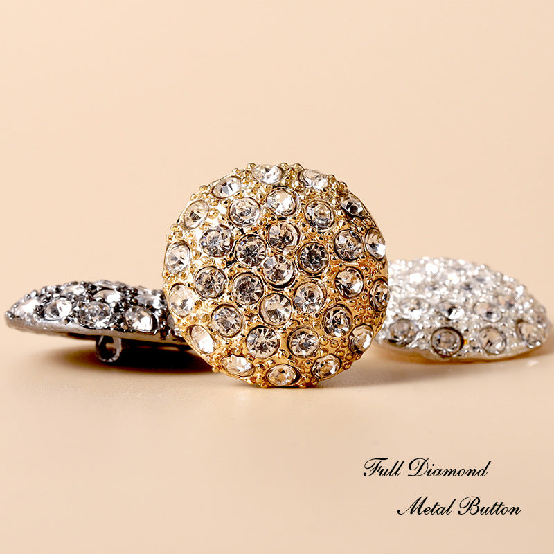 Botón metálico full-diamond dorado con pedrería; frente y parte posterior