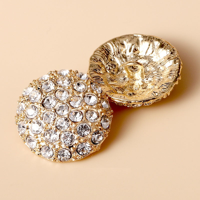 Botón metálico full-diamond dorado con pedrería; parte posterior a la vista