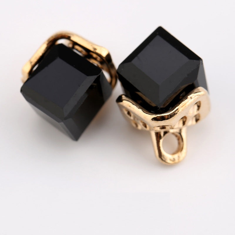 Botones mini de cristal cuadrado negros con montura dorada y base con anclaje