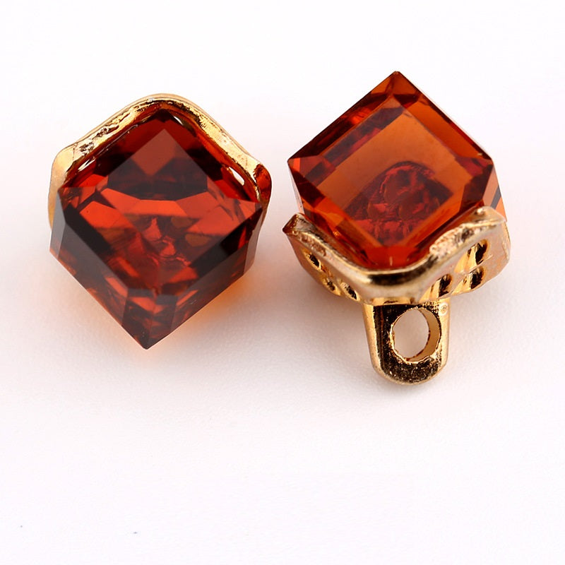 Botones mini de cristal cuadrado rojo anaranjado con montura dorada y base con anclaje