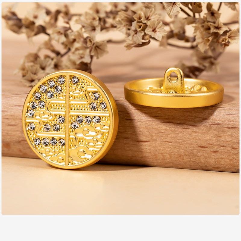 Goldfarbener Strass-Metallknopf mit rundem Wolkenmuster und Ösenrückseite
