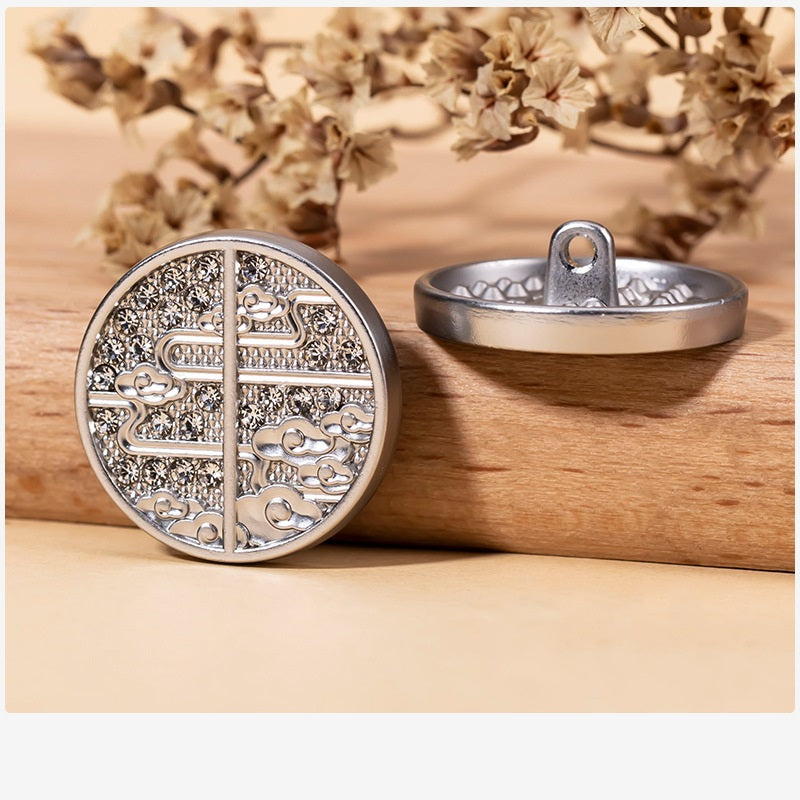 Silberfarbener Strass-Metallknopf, rundes Wolkenmuster, Rückseite mit Öse