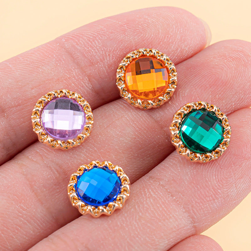 Hemdknöpfe auf Finger: orange, lila, türkis und blau, goldene Diamant-Fassung