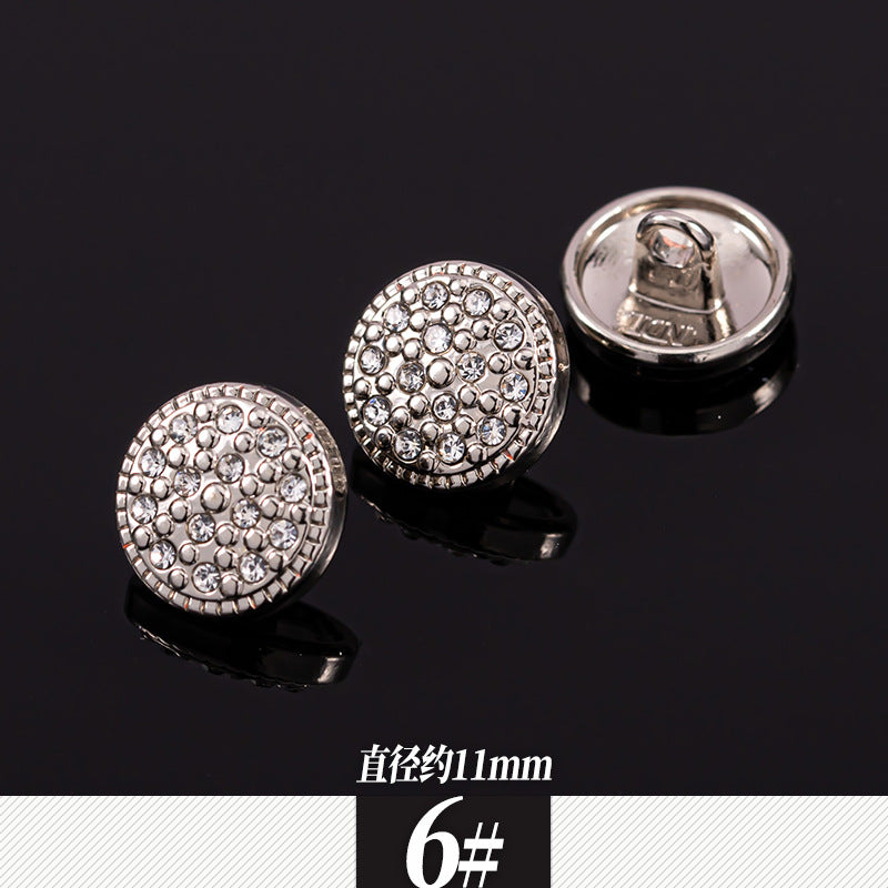 银色金属嵌钻衬衫扣，圆形亮钻面，直径约11mm，6#款