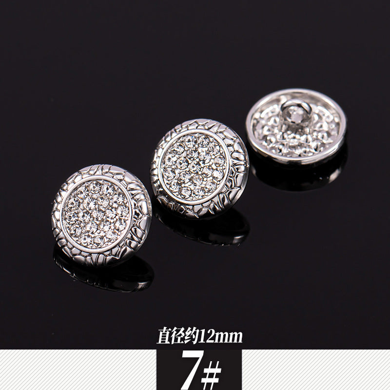 银色金属嵌钻衬衫扣，圆形密集水钻面，直径约12mm，7#款