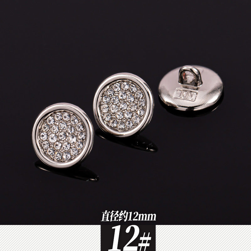 银色金属嵌钻衬衫扣，圆形满钻面，直径约12mm，12#款