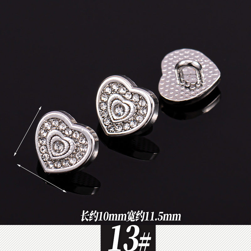 银色金属嵌钻衬衫扣，心形水钻纹样，尺寸约10mm宽11.5mm长，13#款
