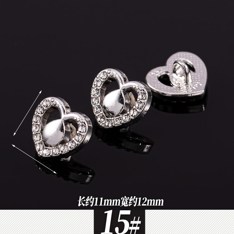 银色金属嵌钻衬衫扣，心形水滴装饰，尺寸约11mm宽12mm长，15#款
