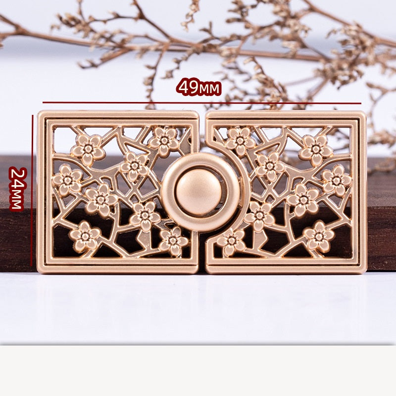49mm金色梅花纹金属扣胸针，镂空花格圆环，宽24mm
