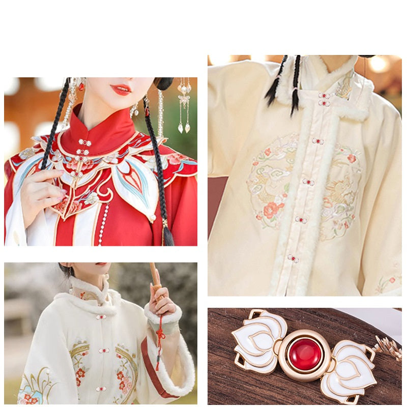 Hanfu-Knopfleiste mit Lotus-Froschverschluss und rotem Cat’s-Eye-Stein, am weißen Kleidkragen