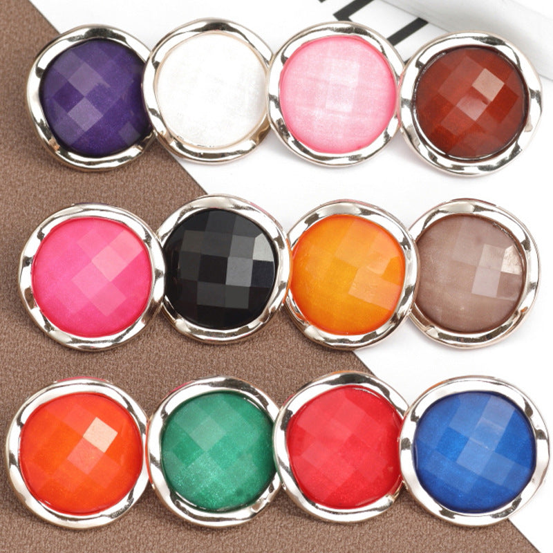 Runde Resin-Knöpfe im Metallrahmen: violett, weiß, rosa, braun