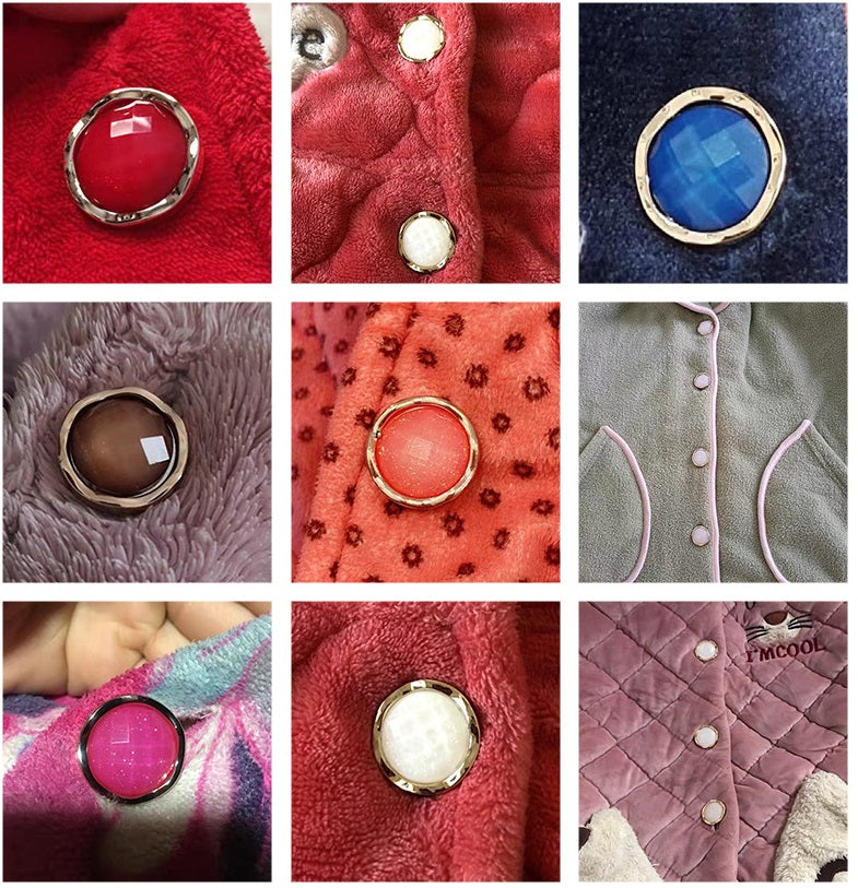 Mehrere runde Resin-Knöpfe im Metallrahmen auf Stoffen: rot, blau, braun, rosa, weiß