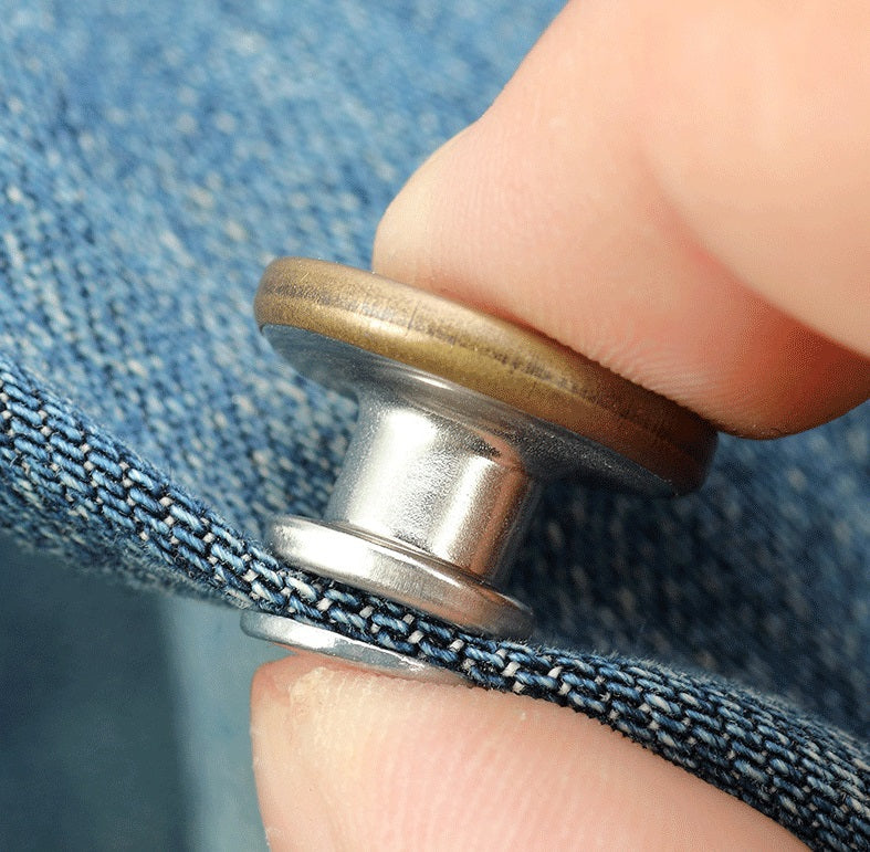 Metall-Jeansknopf mit Stift von oben auf Denim gedrückt, kein Bohren nötig