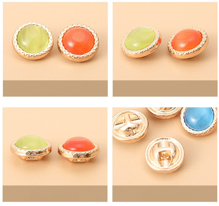 Mehrere runde Resin-Metallknöpfe: grün, orange, hellgrün und lachsfarben